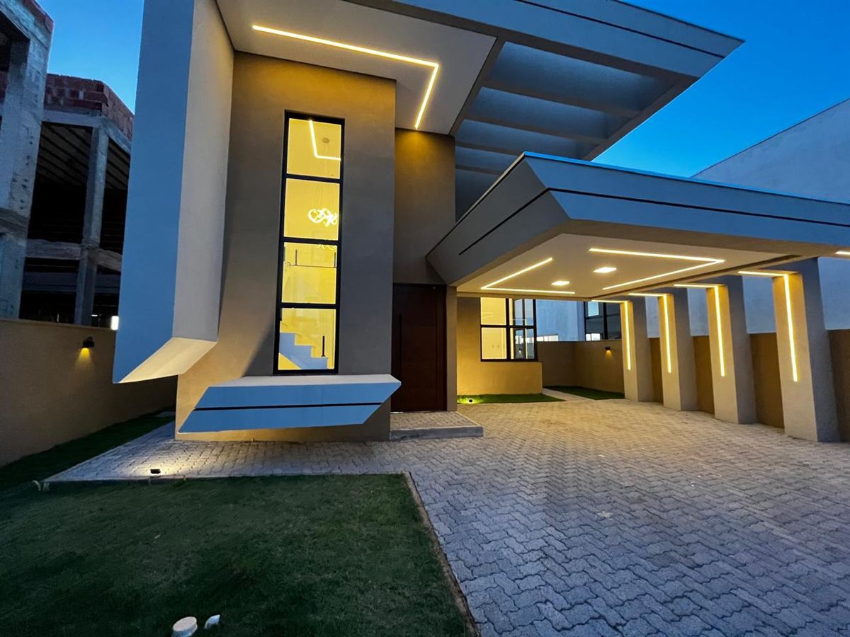 Fachada de residência contemporânea ao entardecer