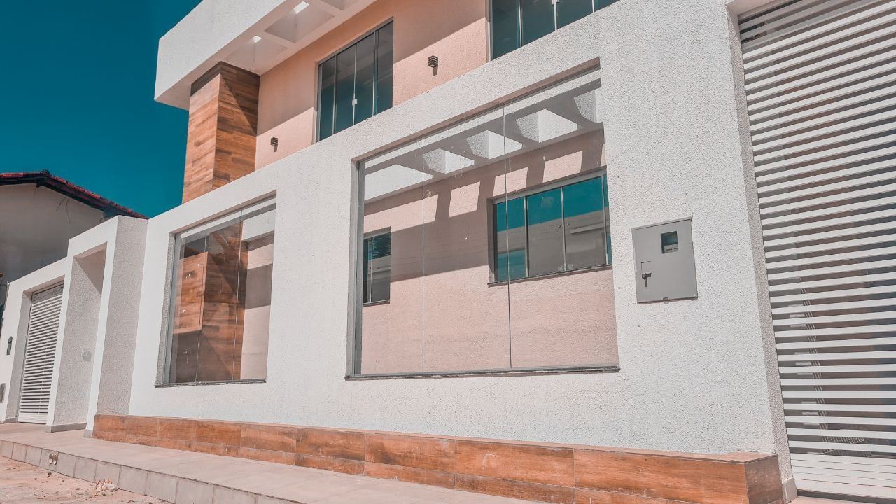 Fachada de projeto comercial iluminada