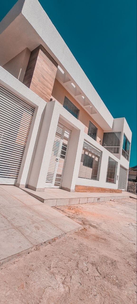 Fachada comercial com esquadrias de vidro