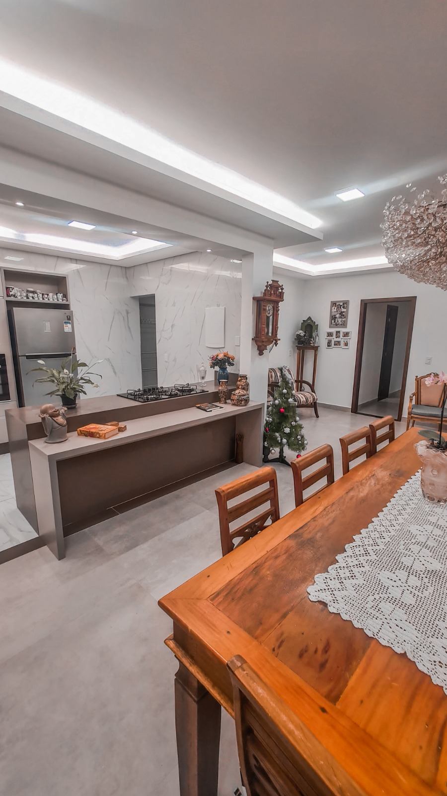 Cozinha gourmet com bancada e iluminação embutida