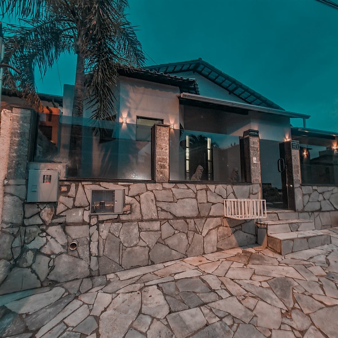 Fachada residencial iluminada à noite