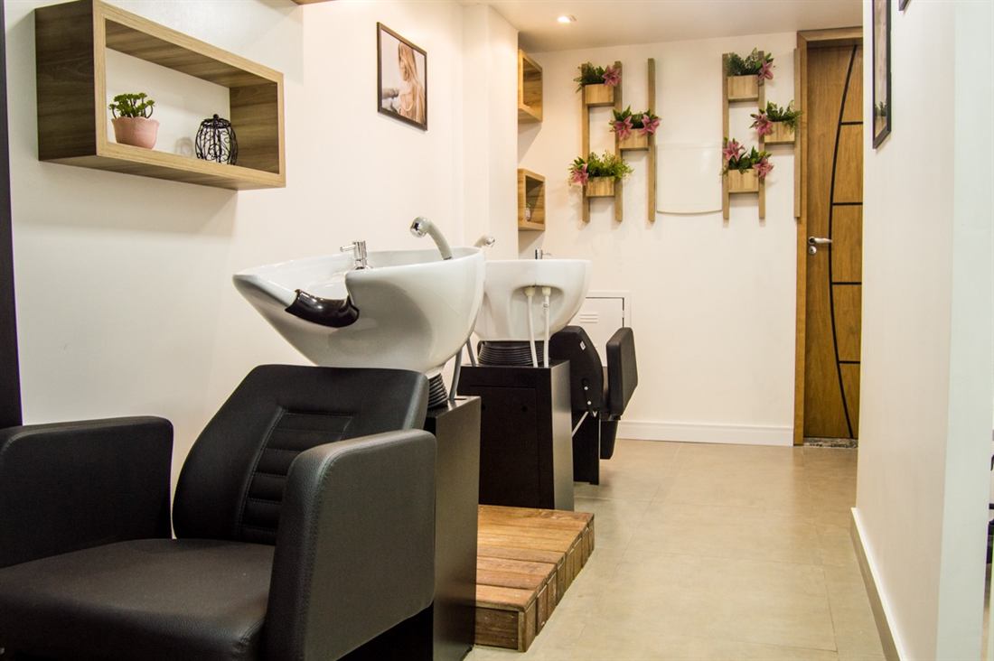 Sala de lavatórios de salão de beleza