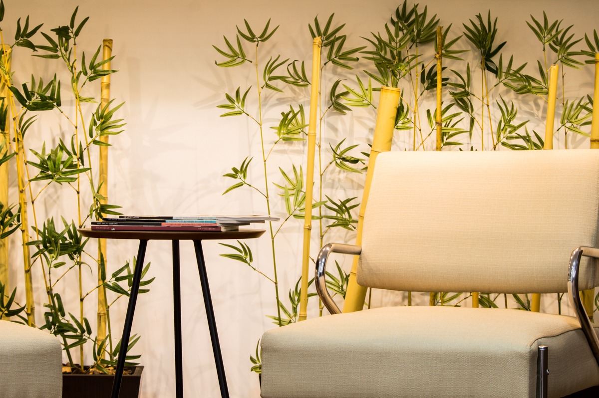 Lounge de espera com painel de bambu